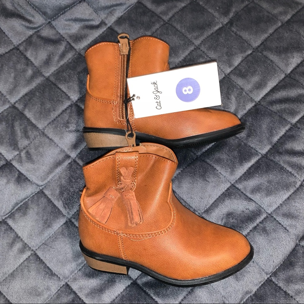 Little tasseled zipper boots